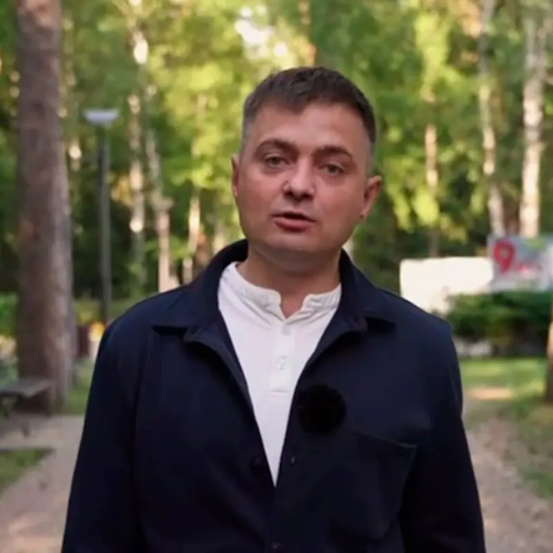 Александр Губин, выдвиженец КПРФ по округу №19 (Северск), был задержан по делу о самовольном оставлении части (ст. 337 УК). По информации партии, его вывезли из региона без официального предъявления обвинений; позднее он был отпущен, но уголовное дело не закрыто. Выборы пройдут 20 сентября.