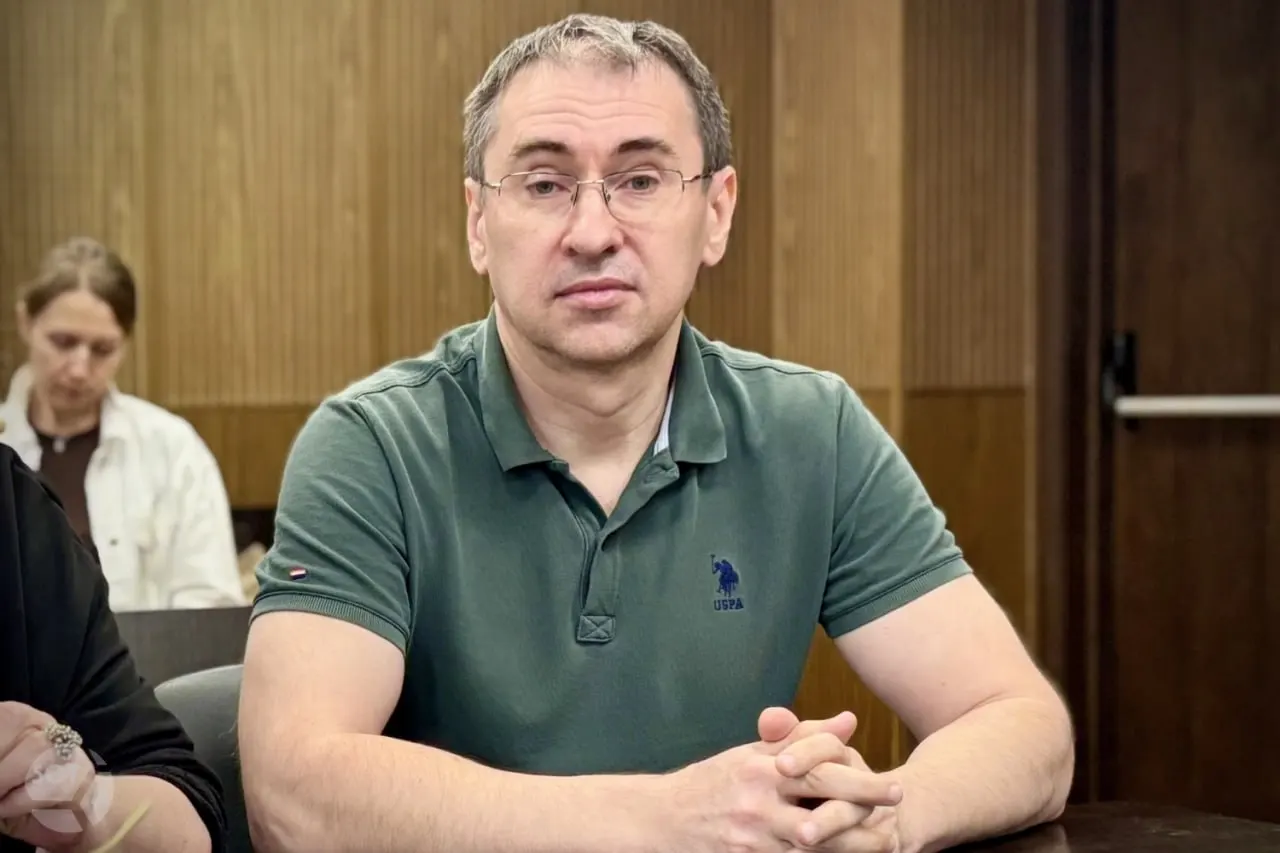 Тверской суд Москвы продлил меру пресечения в виде домашнего ареста журналисту Олегу Ролдугину по делу о предполагаемом незаконном использовании персональных данных.