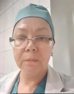 63-летнюю врача приговорили к пяти годам колонии за одобрительный комментарий. После трёх месяцев в СИЗО её перевели в колонию; родственники отмечают задержки этапирования и просят поддержать письмами и посылками.
