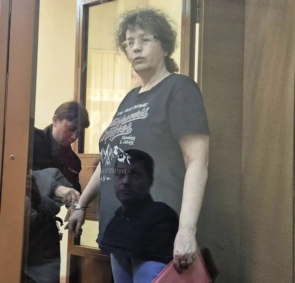 Правозащитница, обвиняемая в госизмене, находится в СИЗО №1 в Калининграде в тяжёлых условиях: температура в камере достигает около +40 °C, ей не разрешают пользоваться вентилятором и не предоставляют москитную сетку; сторонников не пускают на заседания суда.