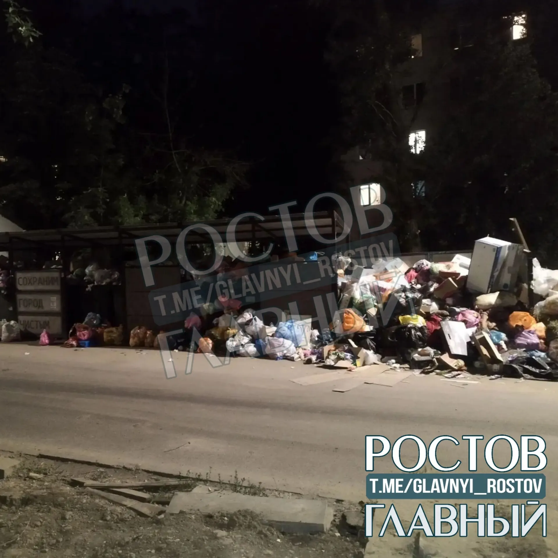 На доме №73/3 контейнерная площадка регулярно переполнена: мусор остается рядом с баками, разносится ветром и вызывает неприятный запах — жильцы просят увеличить число контейнеров и наладить вывоз отходов.