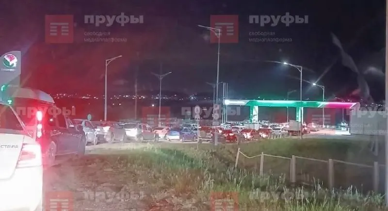 В селе Аскарово Абзелиловского района несколько дней фиксируют нехватку топлива: бензин быстро расходуется после поставок, а часть водителей приезжает из соседних районов и увозит топливо в канистрах.