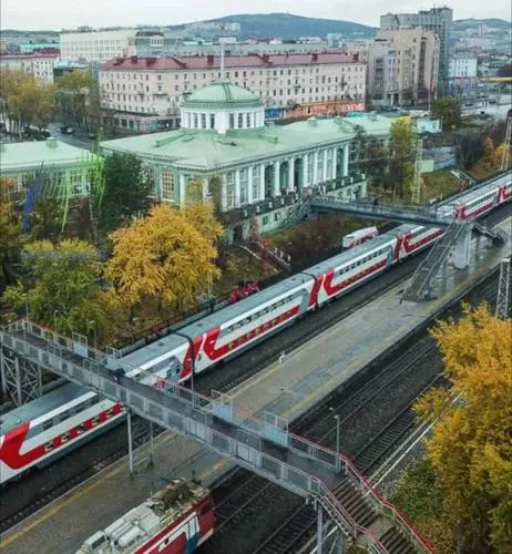 Жители Мурманска отмечают отсутствие пандусов, неудобные маршруты по станции и разницу в состоянии вагонов при одинаковой стоимости билета. Пассажиры требуют улучшений инфраструктуры и обслуживания.