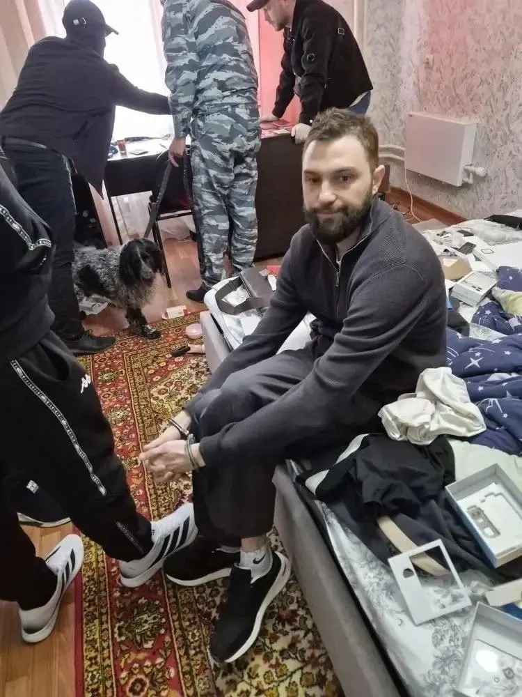 Суд в Волгограде признал виновным Артёма Краснобаева в незаконном обороте наркотических средств. Ему назначили 3 года и 4 месяца в колонии строгого режима; ранее в 2018 году он уже был осуждён за похожее преступление.