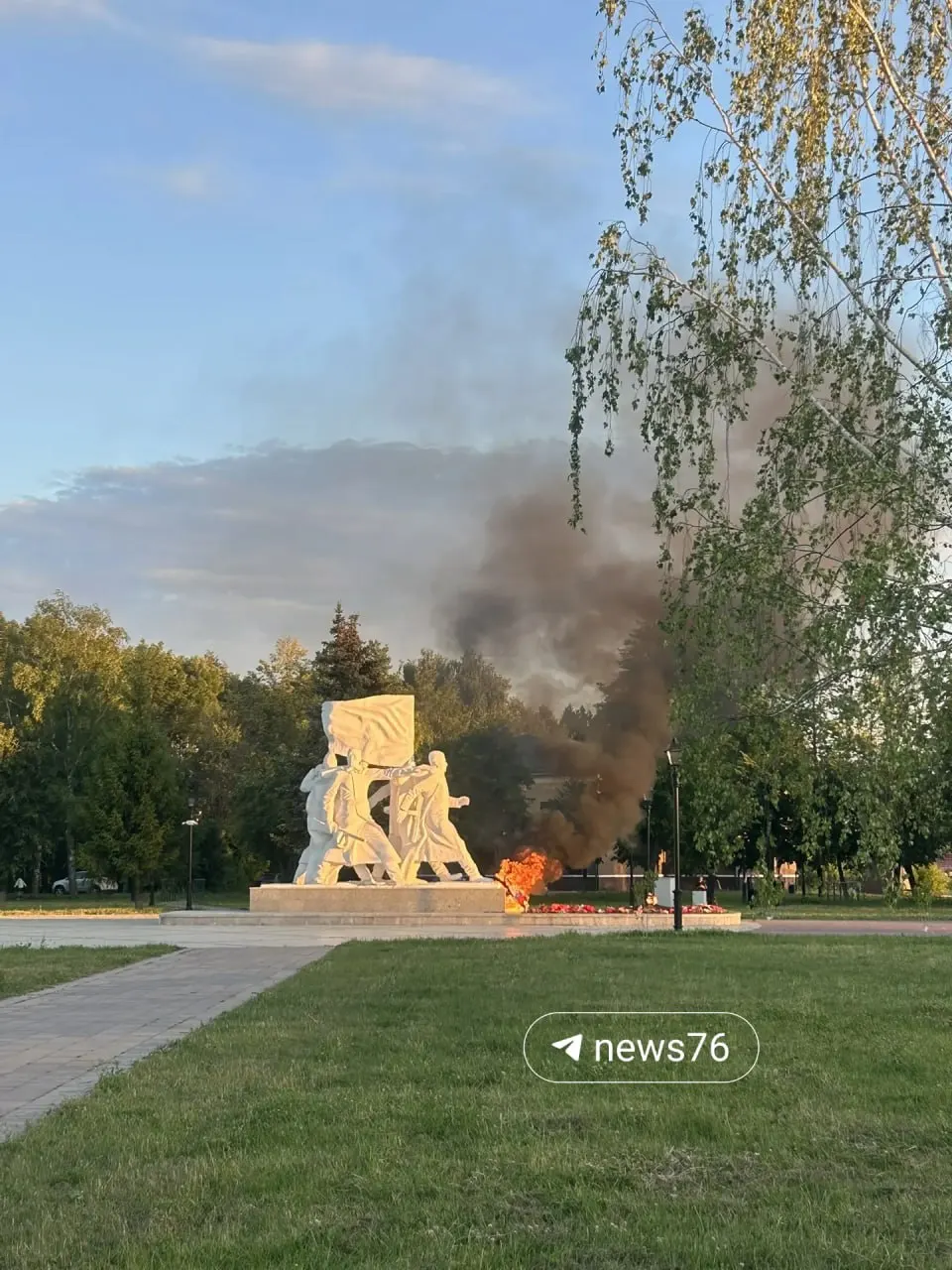 Жительница города сообщила, что венки внезапно вспыхнули у Вечного огня: пожарные локализовали пожар, на месте работали специалисты и полиция.