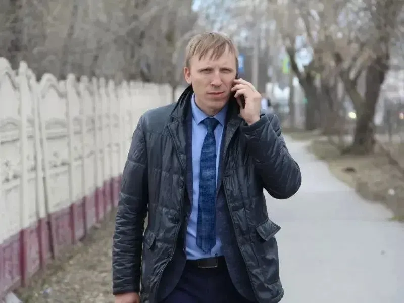 Ранее исключённый из партии замглавы назаровской администрации Николай Матвеев находится в отпуске до 6 июля и покинет должность по соглашению сторон.