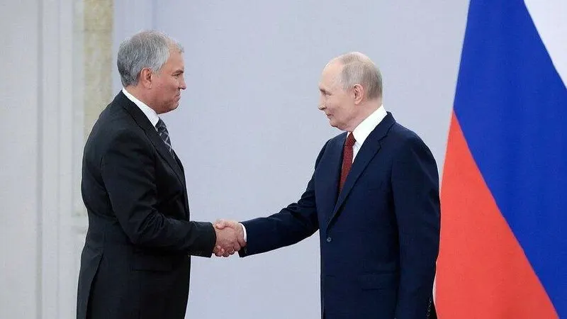 После вручения ордена председатель Госдумы поблагодарил президента за вклад в становление партийной системы и отчитался о результатах работы нынешнего созыва.
