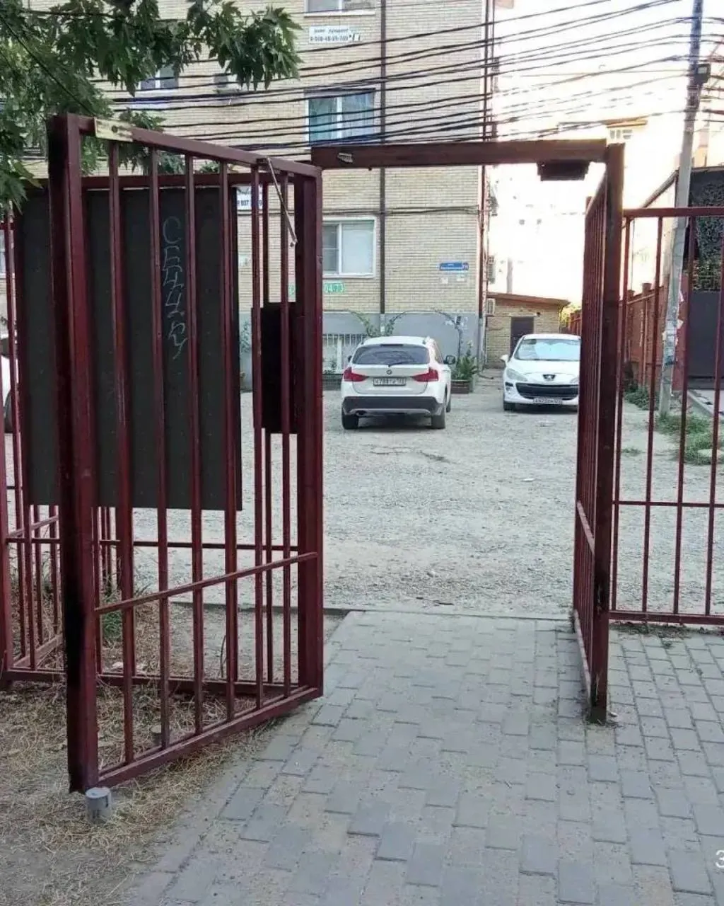 Забор вокруг жилого комплекса установили по просьбам жильцов, но соседям он мешал. Сначала власти подтвердили законность ограждения, затем управляющая компания при содействии жилищного управления открыла проход, сняв сварные швы.