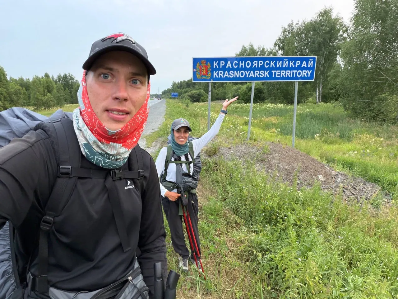 Павел и Тома за пять дней прошли 205,08 км и достигли Ачинска, поделившись в пути семейными снимками и посетив концерт.