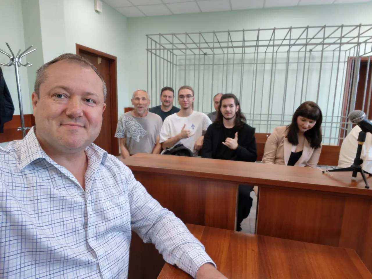 Центральный районный суд Красноярска 9 июля прекратил административное производство в отношении местного журналиста по ст. 20.3.1 КоАП РФ. Протокол был составлен из‑за высказываний в эфире о принудительной установке госмессенджера и резких оценок в адрес членов правящей партии; ранее журналист уже был оштрафован по схожему обвинению.