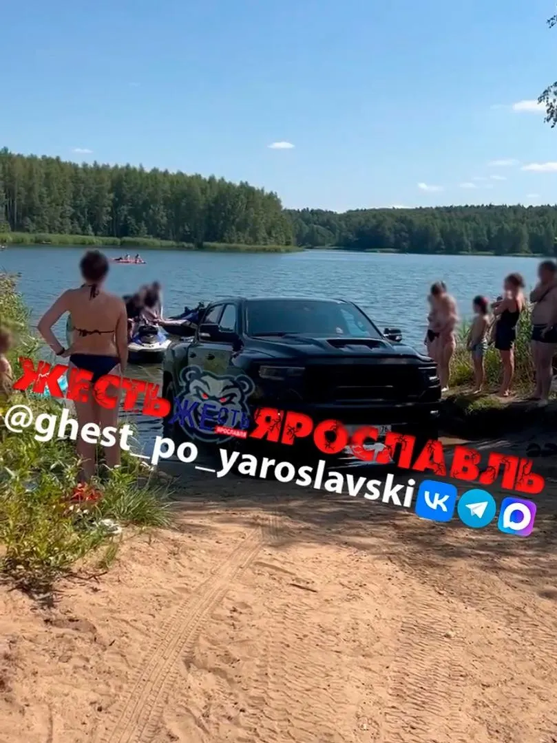 Отдыхающие возмутились: автомобиль заехал в водоем, где купались дети. Региональное министерство природопользования выясняет личность нарушителя и намерено принять меры.