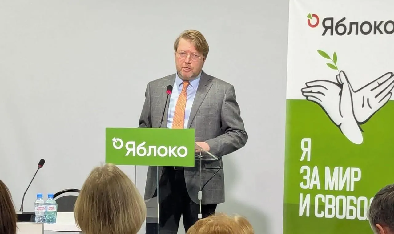 Верховный суд оставил в силе решение о штрафе председателю партии «Яблоко» Николаю Рыбакову по статье о демонстрации экстремистской символики; партия намерена обжаловать вердикт в Конституционном суде.