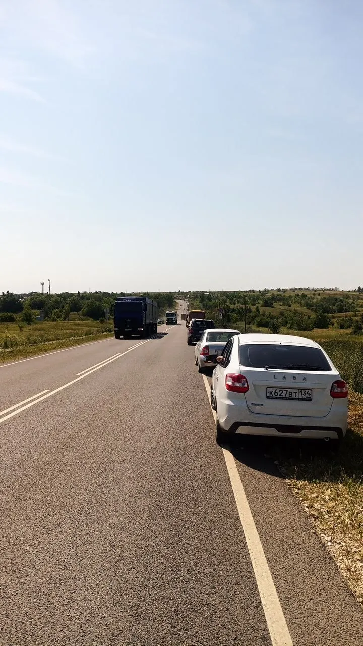 На АЗС в Фролово, Жирновске и Волгограде люди стоят по несколько часов; в Волгограде на Третьей Продольной КамАЗ врезался в автомобили, которые ожидали заправки.