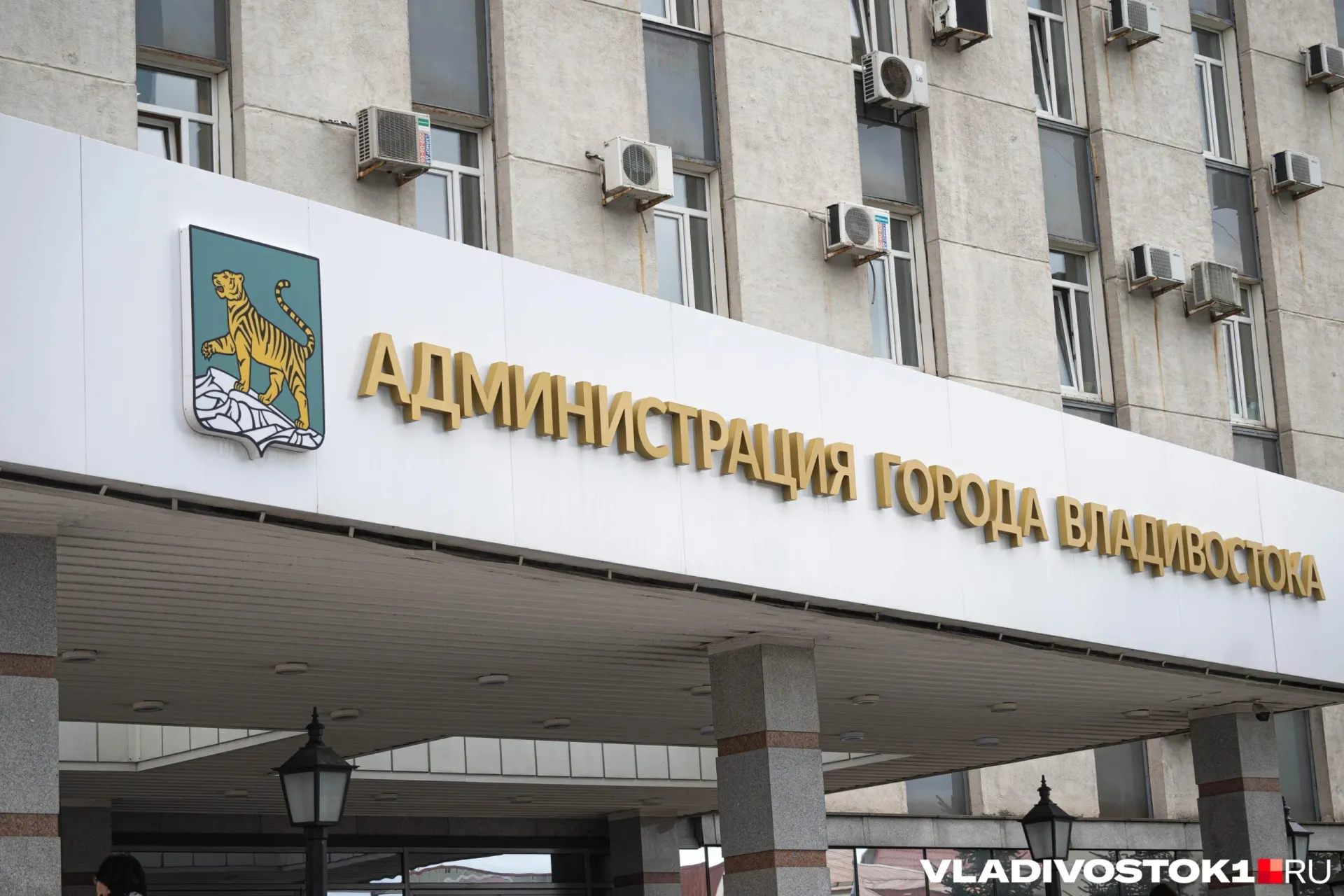 Расходная часть городского бюджета увеличена на 1,68 миллиарда рублей — 1,4 млрд приходится на кредиты, 285 млн — межбюджетные трансферты. Основные направления расходов: ремонт городских территорий, уличное освещение, резерв на ЧП и материальная помощь.