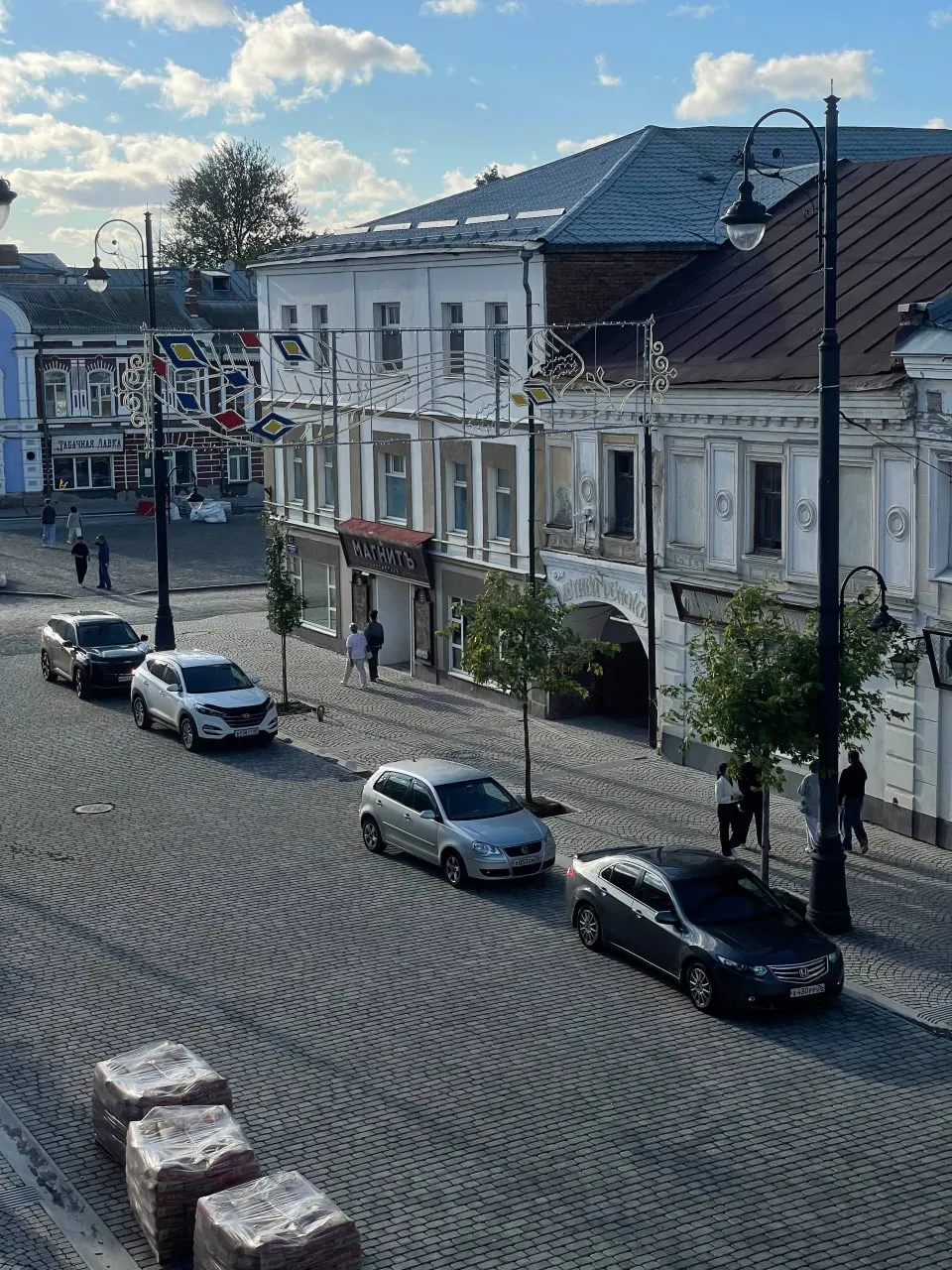 В центре Рыбинска в пешеходной зоне заметили автомобили. Местные отмечают, что некоторые водители не снижают скорость; власти уточняют, что проезд временно разрешён только для местных жителей, предпринимателей и сотрудников организаций.