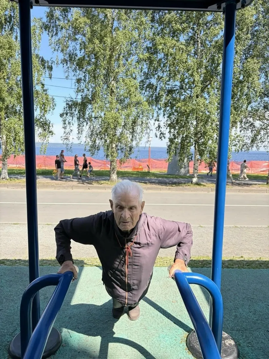 Константин Панов, 100 лет, ветеран Великой Отечественной войны и трикратный чемпион СССР по пулевой стрельбе, поддерживает форму на Онежской набережной и делится опытом с молодёжью.