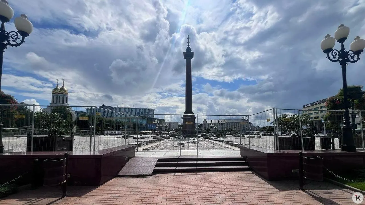 Власти объяснили, что работы пришлось проводить летом из‑за погодных условий и проблем с основанием плитки и коммуникациями фонтанов; площадь ремонтируют поэтапно.
