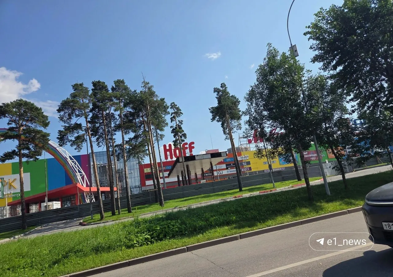 В разных районах города временно закрыты несколько автозаправочных станций. На АЗС по адресу Репина, 92 уже демонтируют навес над колонками; ремонт также проводится на ряде других точек.