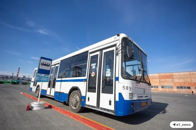 Из‑за закрытого железнодорожного переезда автобусы по маршруту №95 стали останавливаться раньше конечной точки «Чусовское озеро». Пассажиры жалуются на отсутствие оповещений и проблемы со связью с диспетчерской службой.