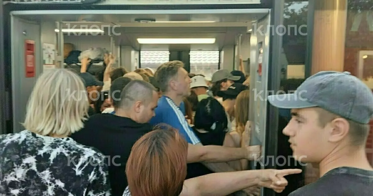 Вечерние поезда на приморских направлениях оказались переполнены: пассажиры жалуются на давку, грубое поведение и проблемы с посадкой — некоторым пришлось идти домой пешком.