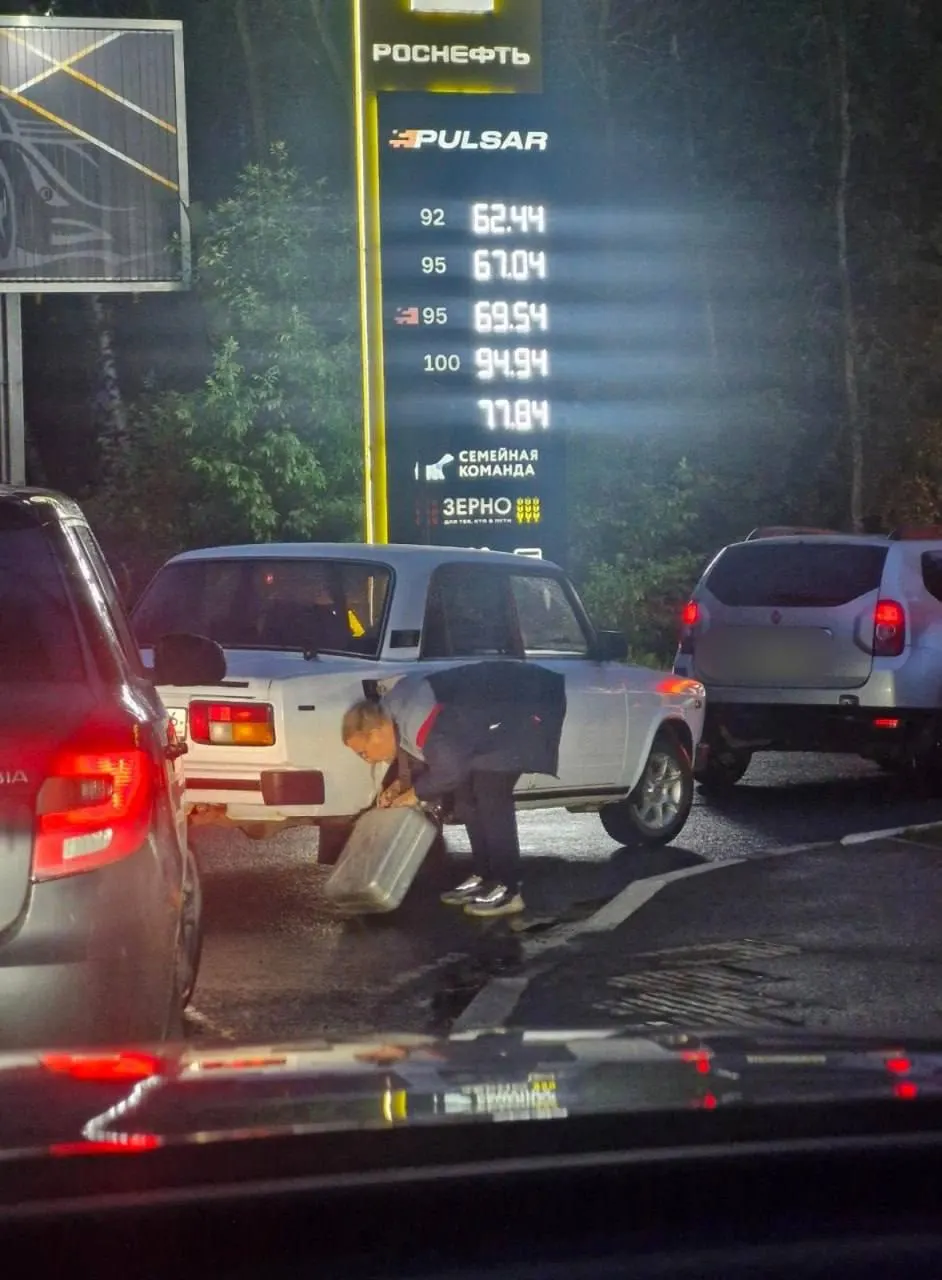 Житель Ярославля отправился за 100‑м бензином в 3:40 утра, простоял в очереди около часа и заправил 30 литров — потом АЗС закрыли.
