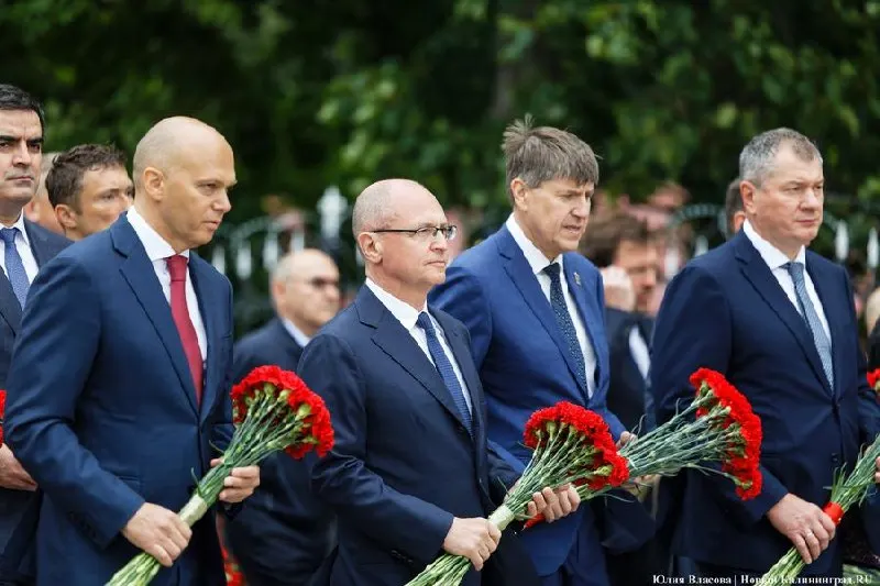 4 июля на мемориале 1200 воинам‑гвардейцам официальные лица возложили цветы к захоронению советских солдат, погибших при штурме Кёнигсберга в 1945 году; в церемонии участвовал Сергей Кириенко.