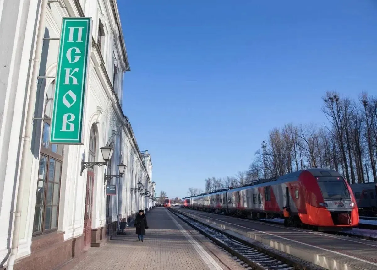 Депутат направил обращение в Федеральную пассажирскую компанию с просьбой увеличить составы и рассмотреть назначение дополнительных поездов из Пскова в Москву и Петербург из‑за дефицита билетов в пиковые периоды.
