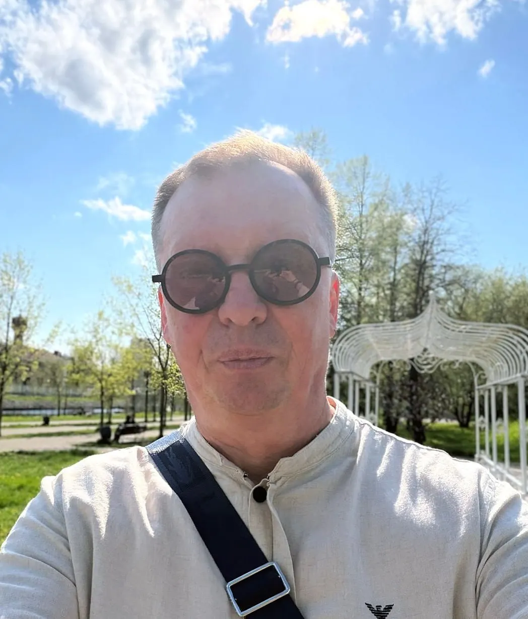 Журналист заявил, что 17 июля в центре Иванова депутат и его помощник напали на него: сорвали и растоптали очки, несколько раз ударили, плюнули в лицо и угрожали. Ранее между журналистом и депутатом были конфликты из‑за предприятия депутата и претензий по зарплатам.