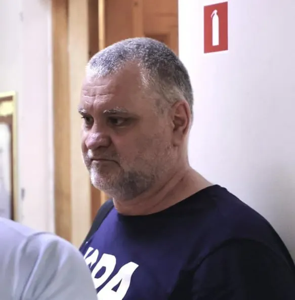 Суд отклонил ходатайство защиты о замене содержания под стражей на запрещающие меры; Серенко останется в СИЗО по ряду уголовных дел, в том числе по обвинениям в вымогательстве и распространении порнографии.