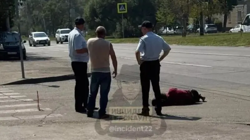 На Змеиногорском тракте подросток съехал в кювет и врезался в столб, получив серьёзные травмы. Расследование установило отсутствие прямого контакта между транспортными средствами, поэтому водителю не предъявили обвинений в причинении вреда здоровью.
