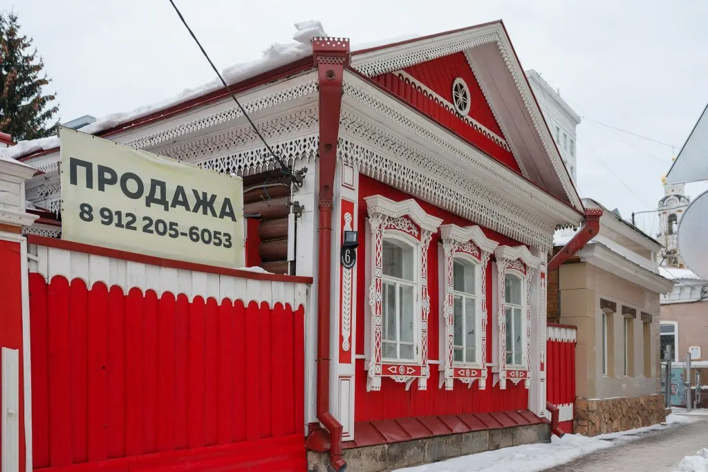 Свердловский областной суд приостановил решение об отказе включать Дом Топоркова в реестр объектов культурного наследия — мера действует до окончания судебного разбирательства.
