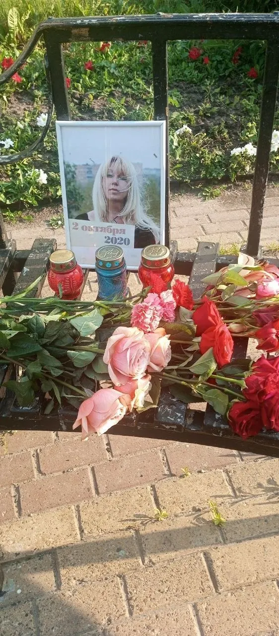 Жители сообщают, что по указанию ответственного лица рабочие регулярно вывозят и выбрасывают свежие цветы с места самосожжения Ирины Славиной — якобы, чтобы мешать людям помнить о ней.