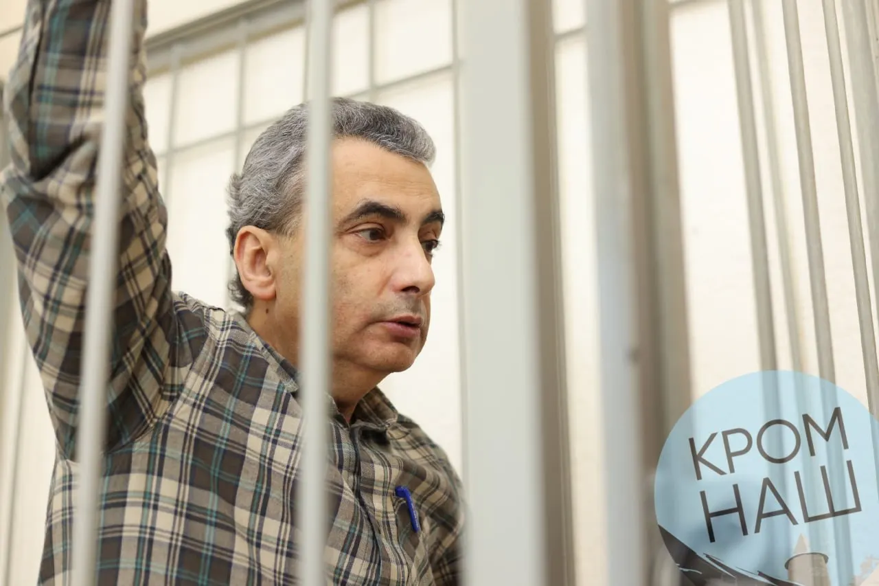 Адвокаты ставят под сомнение обоснованность экспертиз и просят вызвать специалистов для дачи показаний. Ходатайство будет рассмотрено после перерыва. (Власти считают Шлосберга иноагентом; он оспаривает это.)