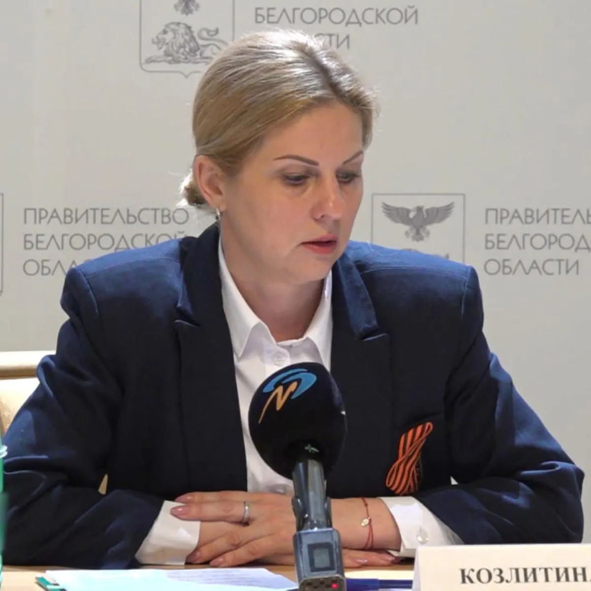 Оксана Козлитина покинула правительство региона после обыска в рамках дела о хищениях при строительстве оборонительных сооружений; телефон бывшей чиновницы отключён.