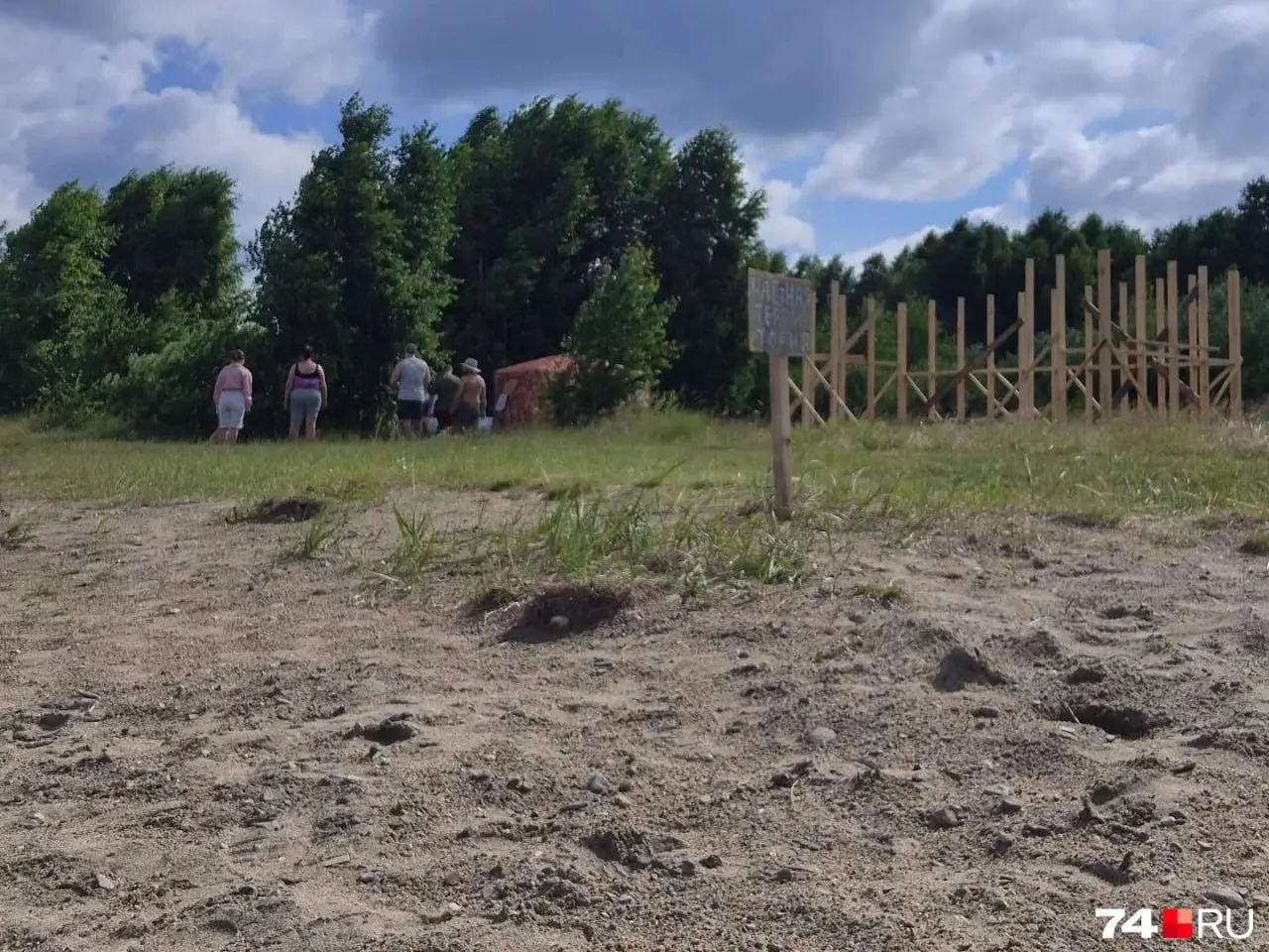 На берегу озера Увильды обнаружили каркасную постройку в охранной зоне — собственников ждёт штраф и обязанность демонтировать сооружение; при отказе дело передадут в суд.