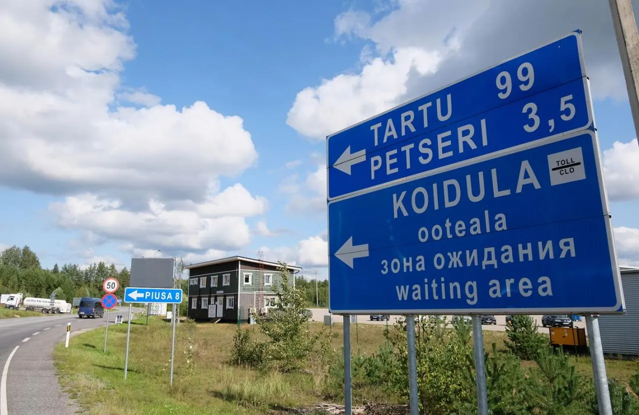 На пункте пропуска Койдула россиян 18–52 лет, возвращающихся из Эстонии, массово вызывают на многочасовые беседы; внимание особенно к обладателям ВНЖ ЕС и второго европейского гражданства.