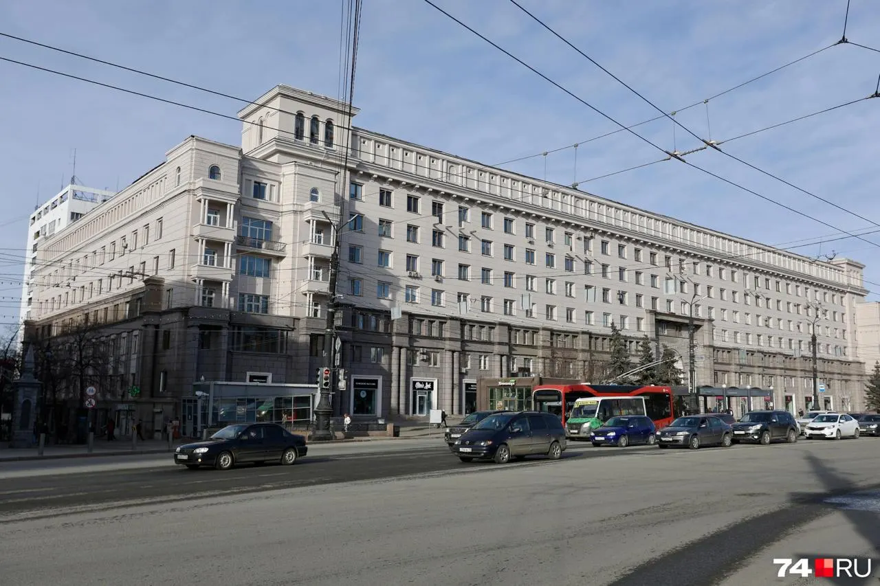 Во дворе у административного здания рядом с заброшенным долгостроем провалилась земля — жители боятся за безопасность и требуют сноса, власти планируют там спортшколу и не намерены засыпать провал.