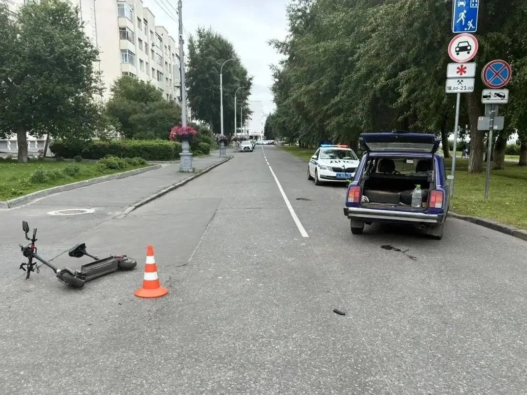 Утром в Архангельске водитель ВАЗ при повороте не уступил дорогу электросамокату. 46‑летний водитель самоката госпитализирован; ему грозит штраф за управление без прав.