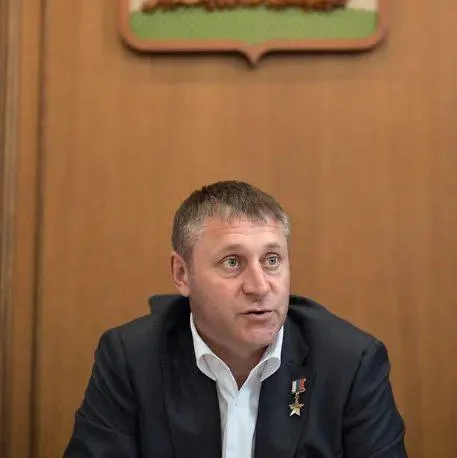 Жители Белгородской области жалуются на массовые отключения мобильного интернета, тогда как врио губернатора утверждает, что связь работает и лишь «понижается в случае обстрела». Ранее он поручал восстановить доступ, но проблемы вернулись и вызвали недовольство населения.