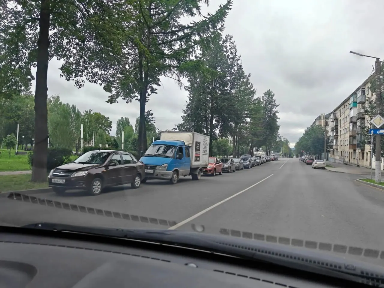 На пересечении с Октябрьским проспектом и Владимирской на ул. Профсоюзная образовалась очередь на АЗС. Сегодня обслуживают автомобили с чётными номерами.