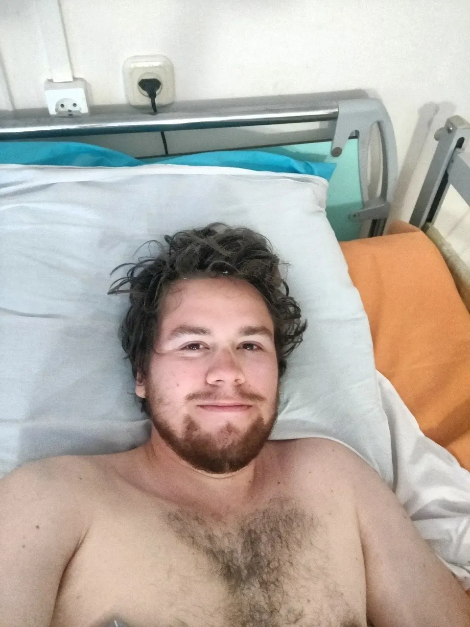 Михаил Попов сломал позвоночник при попытке скрыться от предполагаемой засады полиции. Ранее он сталкивался с нападением и задержаниями, сейчас собирал подписи для самовыдвижения.