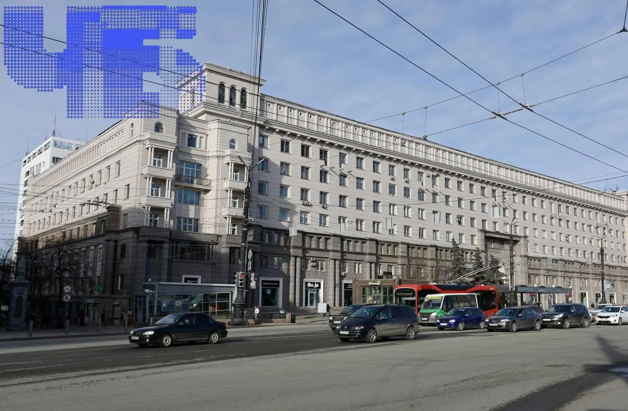 Во дворе рядом с заброшенным недостроем образовалась глубокая яма — местные опасаются за безопасность людей и машин, а власти отказываются засыпать провал за счёт бюджета.