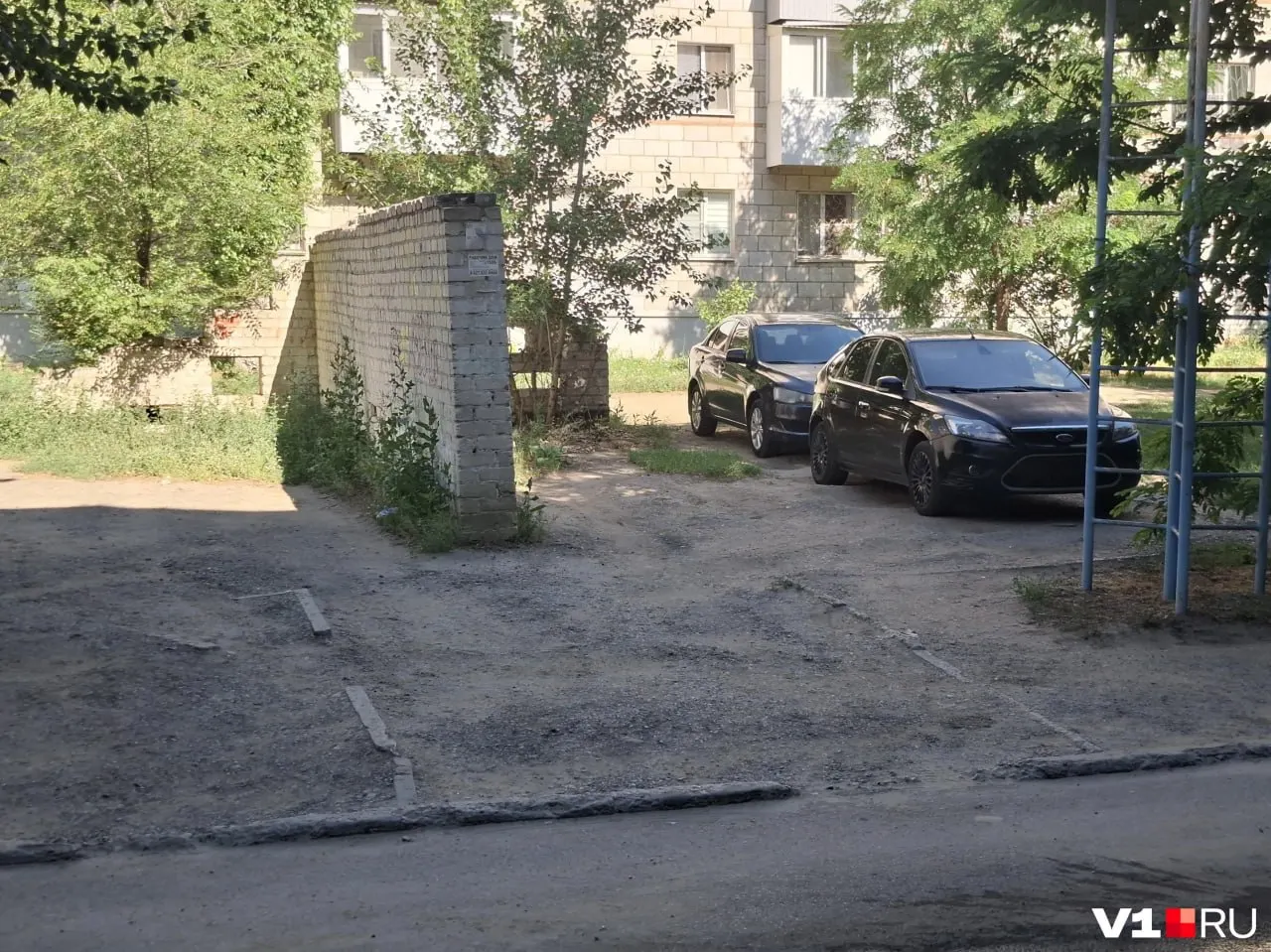 Во дворе на улице Штеменко водители получают штрафы за парковку на участках, которые формально считаются зоной благоустройства — даже если там есть бетонные участки и фрагменты асфальта.