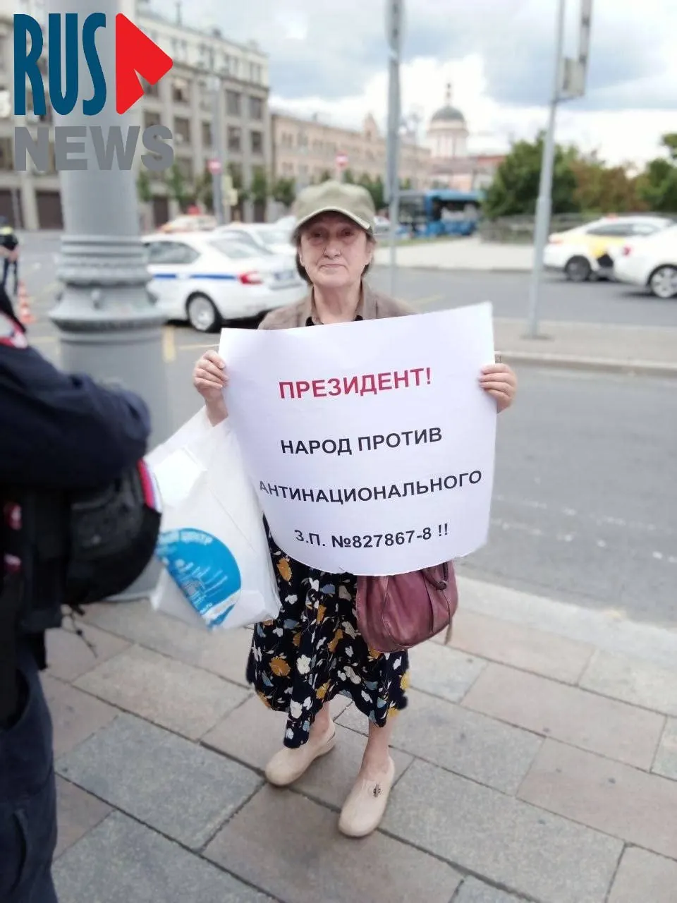 Наталья Шамина была задержана на одиночном пикете в Москве. Она протестовала против законопроекта, который даёт регионам право лишать памятники охранного статуса.
