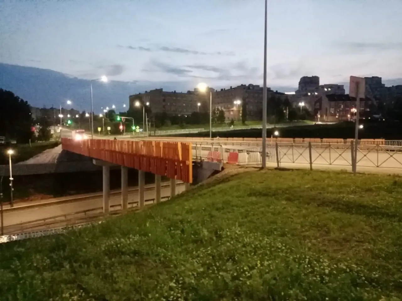 Жители сообщают, что подсветка моста на улице Рыленко отключена уже несколько месяцев, хотя на её установку были потрачены миллионы рублей.