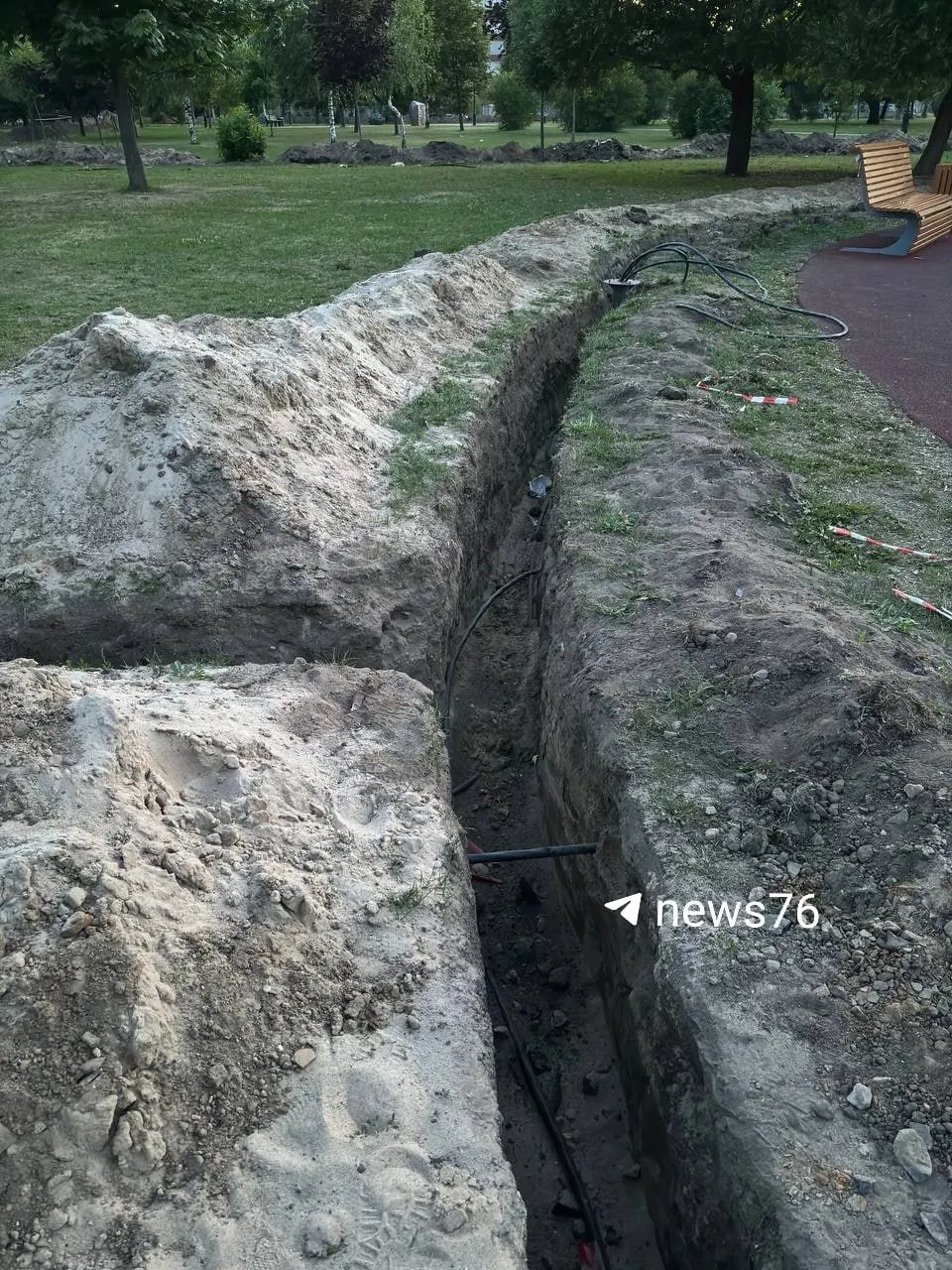 В парке проводят раскопки для установки освещения, видеонаблюдения и Wi‑Fi. Работы по контракту обойдутся в 20 536 130 рублей, срок сдачи — 18 декабря 2026 года.