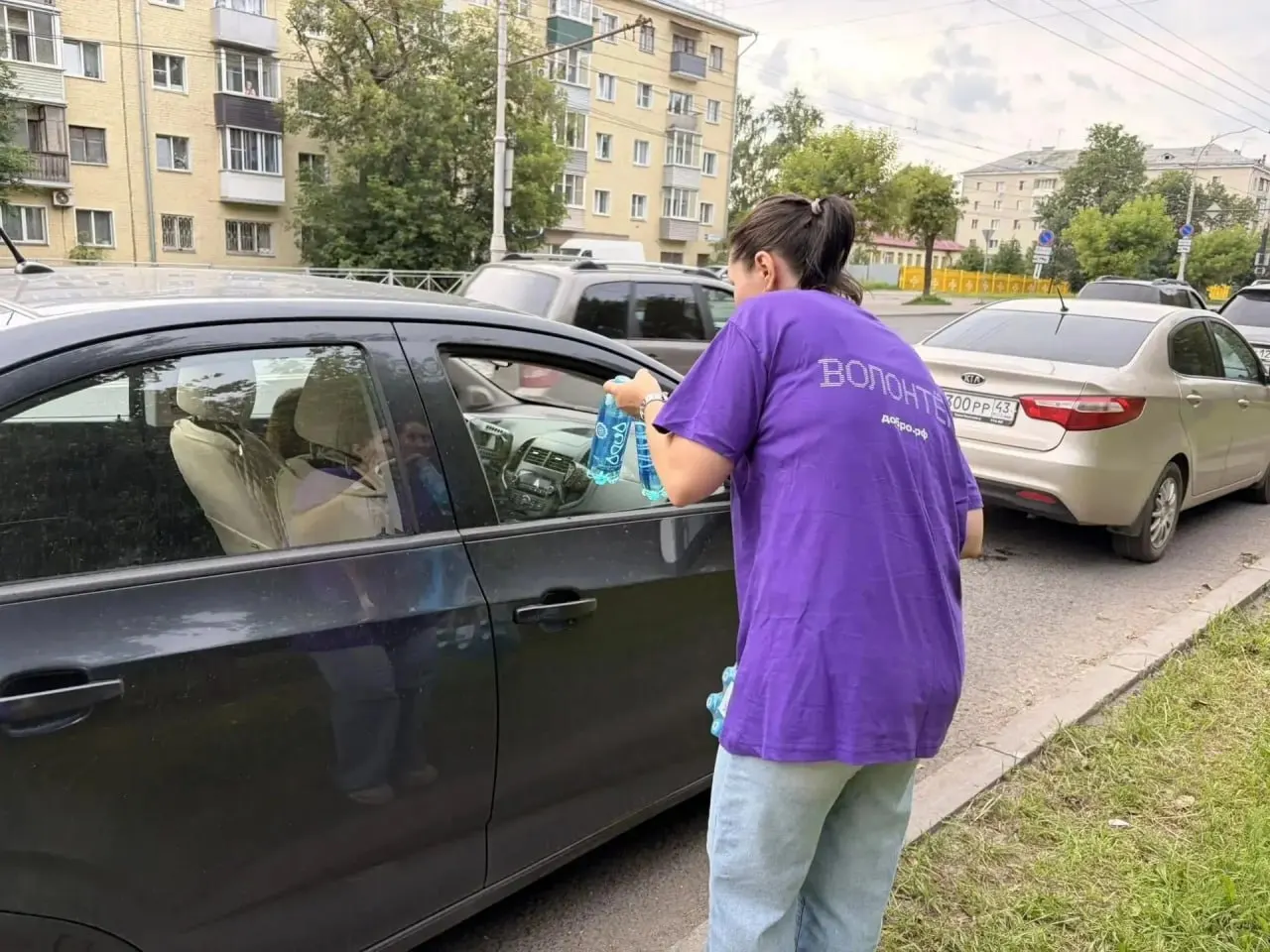 Власти Кирова поручили установить биотуалеты и организовать раздачу питьевой воды в очередях на наиболее загруженных автозаправках.