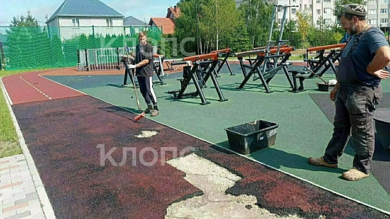При ремонте покрытия рабочие обнаружили следы неоднократных попыток поджога. Местные опасаются, что из‑за резиновой беговой дорожки и отсутствия камер последствия могли бы быть серьёзными.