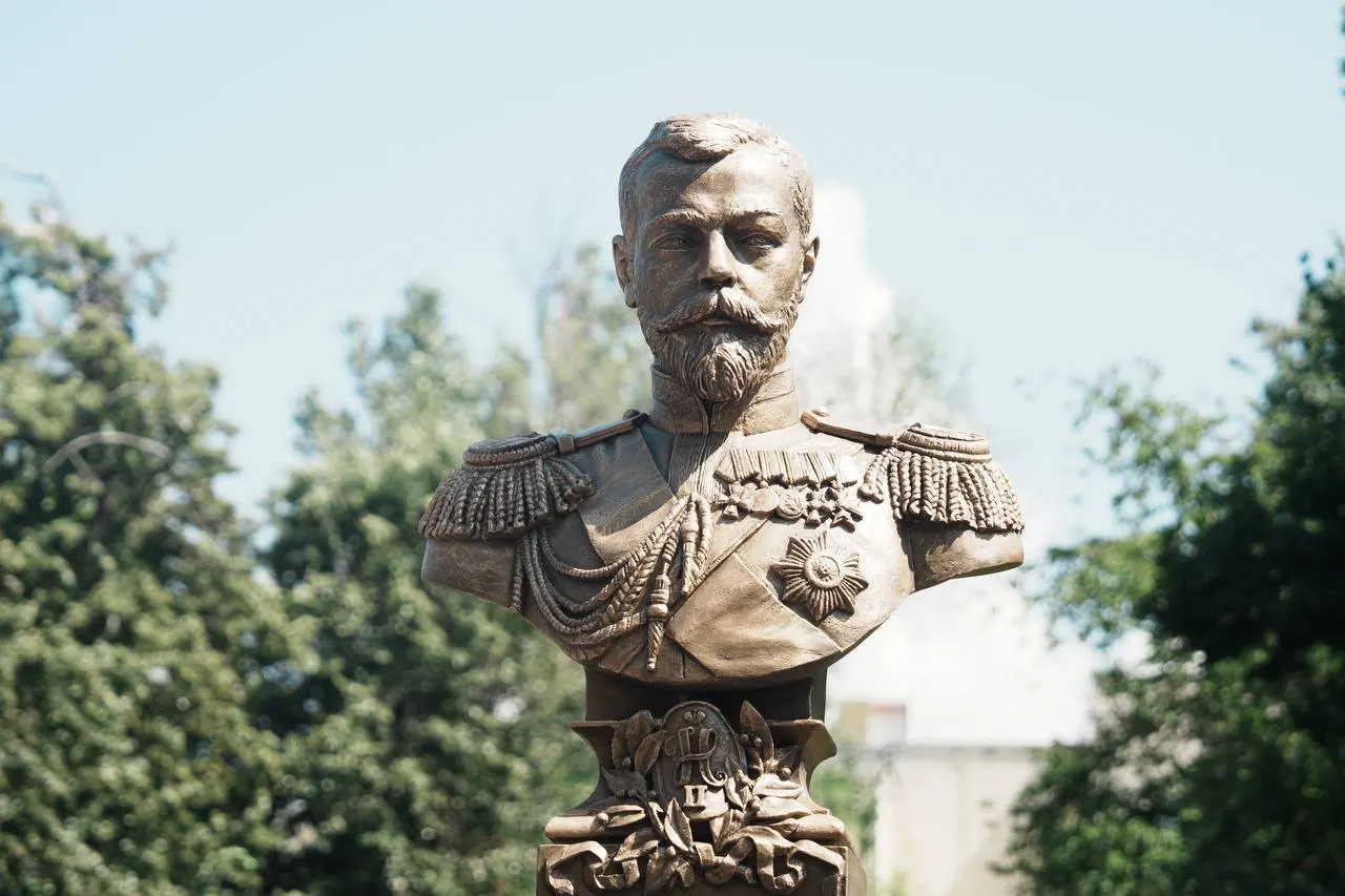 В Самаре открыли бюст Николая II рядом с местом, где ранее стоял кафедральный собор Христа Спасителя. Открытие приурочили к празднику Петра и Павла и к годовщине визита императора в город; сохранились киноматериалы его пребывания в 1904 году.