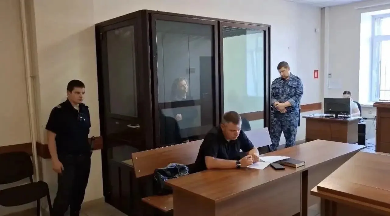 Полицейский, приехавший забрать в отдел женщину по делу о причинении лёгкого вреда, был внезапно ранен ножом; подозреваемую задержали и предъявили обвинение.